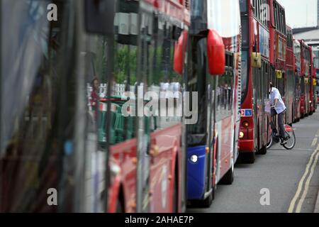 24.05.2017, London, , Grande-Bretagne - Les cyclistes sont pinçant entre les autobus bloqué dans le trafic. 00S170524D078CAROEX.JPG [communiqué de modèle : Non, les biens RELE Banque D'Images