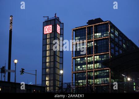 15.12.2017, Berlin, Berlin, Allemagne - de la gare centrale de Berlin dans la soirée. 00S171215D192CAROEX.JPG [communiqué de modèle : Non, des biens : non (c) c Banque D'Images