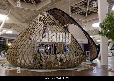 25.03.2018, Bakou, Azerbaïdjan - Attente , dans le hall du terminal de l'Aéroport International Heydar Aliyev. 00S180325D145CAROEX.JPG [communiqué de modèle : NON APPL Banque D'Images