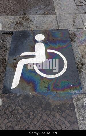 22.03.2018, Berlin, Allemagne - Les pictogrammes sur une aire de stationnement pour les personnes handicapées. 00S180322D414CAROEX.JPG [communiqué de modèle : NON APPLICABLE, DES BIENS : Banque D'Images