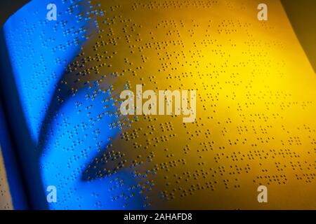 Ein Buch en Blindenschrift geschrieben. Braille , eine Schrift für Blinde, Banque D'Images