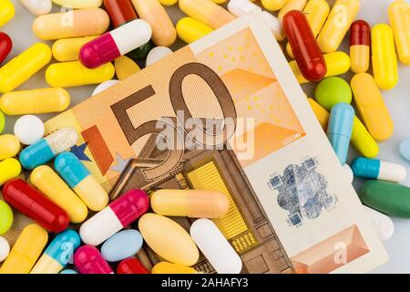 Verschiedene Tabletten, Kosten, Geld, Euro, Start Gesundheitswesen, Krankenhasse ,, Medizin, Pillen, Euro-Banknote, 50 Euro, Banque D'Images