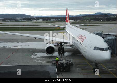 31.03.2015, Zuerich, , Suisse - un Airbus A330 avion de passagers de Swiss Air Lines est stationné à l'aéroport de Zurich-Kloten. Swiss est membre de la St Banque D'Images