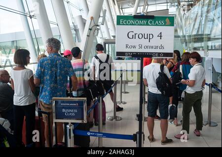 19.11.2019, Phuket, Thaïlande - Les passagers sont en attente à l'Aéroport International de Phuket à bord de leur vol à destination de Singapour. 0SL191119D010CAROEX.JPG [M Banque D'Images