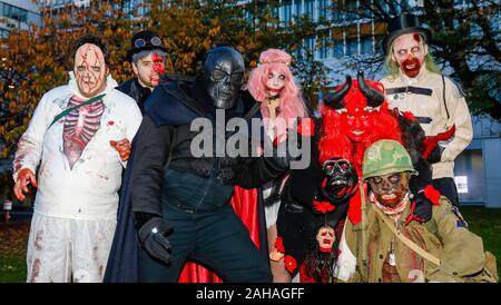 31.10.2019, Essen, Rhénanie du Nord-Westphalie, Allemagne - Zombie Walk le soir de l'Halloween dans le centre-ville de Essen. 00X191031D003CAROEX.JPG [communiqué de modèle : NON, P Banque D'Images