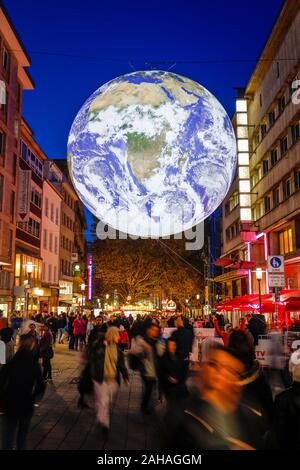 31.10.2019, Essen, Rhénanie du Nord-Westphalie, Allemagne - Essen Festival lumière au centre-ville de Essen, ici l'installation GAIA, le globe lumineux dans le Banque D'Images