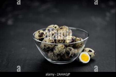 Oeufs de caille frais sur une dalle d'ardoise (close-up shot, selective focus) Banque D'Images