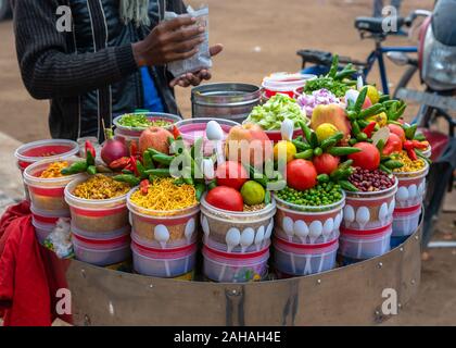 Vue rapprochée des ingrédients de Jhal Muri. En-cas célèbres indiennes riz soufflé de mélange épicé. Focus sélectif est utilisé. Banque D'Images