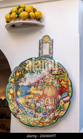 Positano, un village et station touristique sur la côte amalfitaine, avec le Golfe de Naples et à proximité de Amalfi. Vitrine d'affichage des céramiques artistiques. Banque D'Images