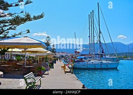 Une belle vue sur le quai dans la jolie ville de Sami. Restaurants du port. Yachts amarrés à quai. Spectaculaires montagnes derrière. Banque D'Images