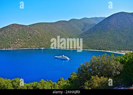 Une vue sur plage d'Antisamos et bay, une des plus belles de la maison de vacances île de Kefalonia. Un bateau à moteur amarré au large de la côte. Banque D'Images