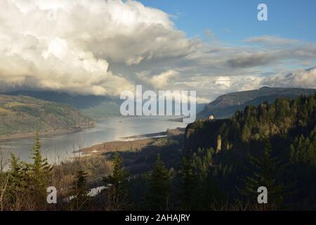 C'est la Columbia River Gorge vu de Crown Point, Oregon. Corbett auriculaires Banque D'Images