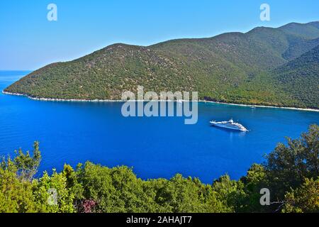 Une vue sur plage d'Antisamos et bay, une des plus belles de la maison de vacances île de Kefalonia. Un bateau à moteur amarré au large de la côte. Banque D'Images