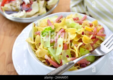 Un repas de pâtes avec fried bacon tyrolien et de chou blanc appelé Krautfleckerl Banque D'Images