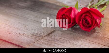 Carte Saint Valentin - deux roses de l'amour sur la planche de bois Banque D'Images