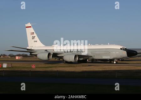 USAF Boeing RC-135V roulement au conjoint Rivet départ à RAF Mildenhall tôt le matin soleil. Banque D'Images