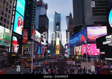 Times Square à New York City les légumineuses avec activité Novembre 2019 Banque D'Images