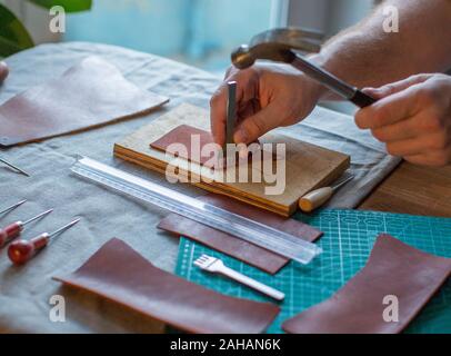 Processus de travail de l'Etui en cuir dans l'atelier de cuir. Banque D'Images