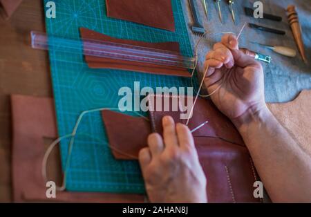 Processus de travail de l'Etui en cuir dans l'atelier de cuir. Banque D'Images