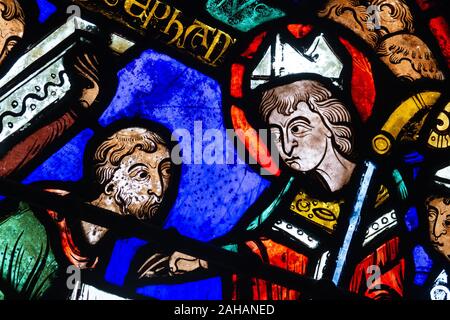 Vitraux de la cathédrale de Bourges - l'invention des reliques de saint Etienne - Lucianus trouve la tombe de Saint Stephen, détail Banque D'Images