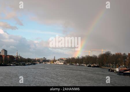 À arc-en-ciel de la rivière Amstel Amsterdam The Netherlands 2019 Banque D'Images