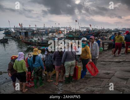 Foule de pêcheurs, commerçants et vendeurs à propos de négociation et traitant de poisson frais à la plage Cua Dai à Dawn, Hoi An marché du poisson principal, au Vietnam, Asie Banque D'Images