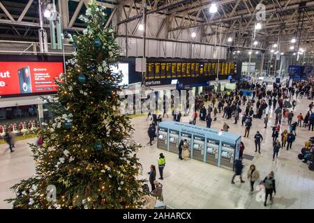 La gare de Waterloo à Noël au cours de l'EGI grèves qui cause d'énormes perturbations pour les navetteurs Banque D'Images