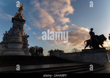 Le Queen Victoria Memorial à l'aube en hiver, Londres Banque D'Images