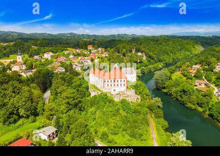 La Croatie, la belle ville d'Ozalj, vue aérienne de l'ancien château sur la rivière Kupa Banque D'Images