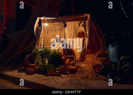 Italie, Sicile, Partinico, Décembre 22/2019, belle crèche vivante du quartier Parrini, marchand Banque D'Images