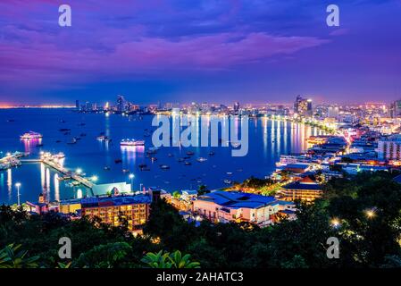 High view sur viewpoint voir cityscape avec lumière colorée à la plage et la mer d'​​Pattaya Bay, magnifique paysage de la ville de Pattaya à scène de nuit Banque D'Images