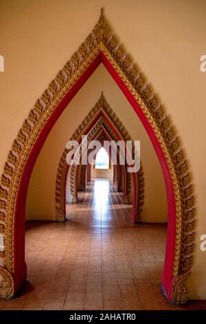 Couloir de l'Arches dans l'ancien temple à Kanchanaburi appelé Wat Tam Sua, Thaïlande Banque D'Images