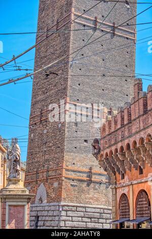 Statue de San Petronio situé en face de la célèbre deux tours, dans Ravegnana square à Bologne, Italie Banque D'Images