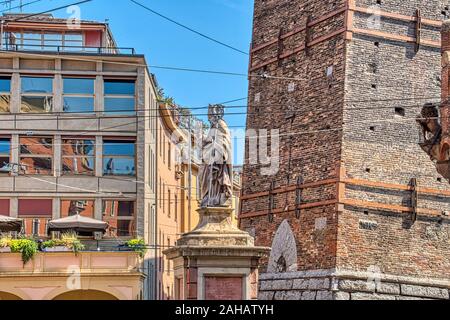 Statue de San Petronio situé en face de la célèbre deux tours, dans Ravegnana square à Bologne, Italie Banque D'Images