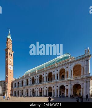 Vicenza, Vénétie, Italie. La Basilique palladienne est un bâtiment de style Renaissance dans le centre de la Piazza dei Signori, à Vicence. La loggia montre l'une des fi Banque D'Images