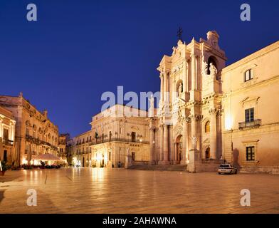 La Cathédrale de Syracuse (Duomo di Napoli), officiellement la cathédrale metropolitana della Natività di Maria Santissima, est une ancienne église catholique Banque D'Images