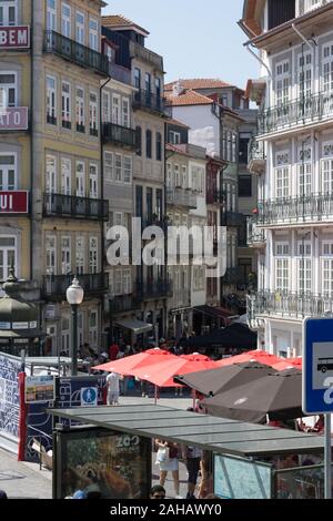 Porto, Portugal - 21/08/2019 rue commerçante du centre de la ville de Porto Banque D'Images