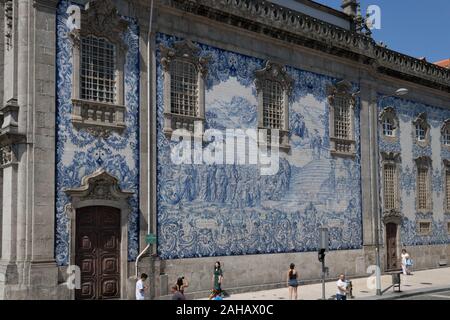 Porto, Portugal - 21/08/2019 mosaïque extérieur coloré de Capela das Almas Banque D'Images