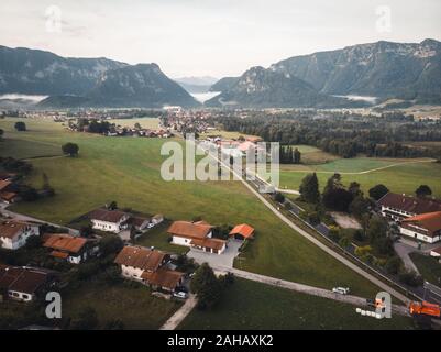 Matin brumeux dans Ed, Inzell, Bavière, Allemagne Banque D'Images