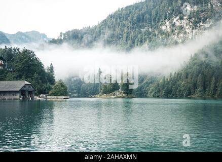 L'île Christlieger dans le brouillard à la Koenigssee (Königssee) dans la région de Berchtesgaden, en Bavière, l'île GermanyThe Christlieger dans le brouillard à th Banque D'Images