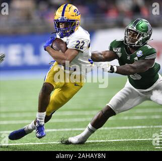Décembre 26, 2019, Detroit, Michigan, États-Unis : Pittsburgh Tailback VINCENT DAVIS # 22 pistes avec la balle lors d'un match entre Pitt et l'Eastern Michigan au Ford Field, Detroit, Michigan. Pitt Panthers a gagné le match, 34-30. (Crédit Image : © Scott Hasse/Zuma sur le fil) Banque D'Images