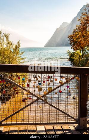 Riva del Garda, Lombardie, Italie - le 12 septembre 2019 : l'amour et le mariage se bloque sur la pendaison sur grille métal garde-corps en bois dans la ville de Riva del Garda avec Bea Banque D'Images