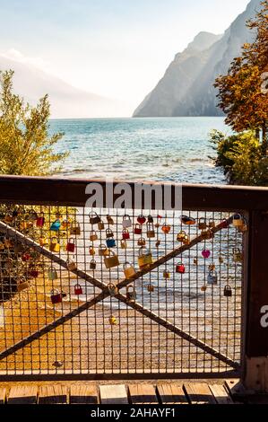 Riva del Garda, Lombardie, Italie - le 12 septembre 2019 : l'amour et le mariage se bloque sur la pendaison sur grille métal garde-corps en bois dans la ville de Riva del Garda avec Bea Banque D'Images