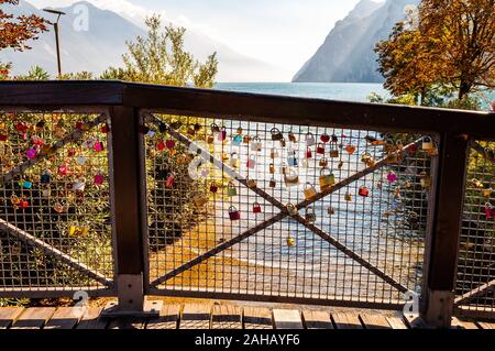 Riva del Garda, Lombardie, Italie - le 12 septembre 2019 : l'amour et le mariage se bloque sur la pendaison sur grille métal garde-corps en bois dans la ville de Riva del Garda avec Bea Banque D'Images