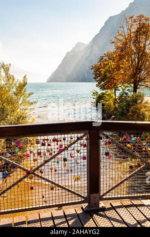 Riva del Garda, Lombardie, Italie - le 12 septembre 2019 : l'amour et le mariage se bloque sur la pendaison sur grille métal garde-corps en bois dans la ville de Riva del Garda avec Bea Banque D'Images