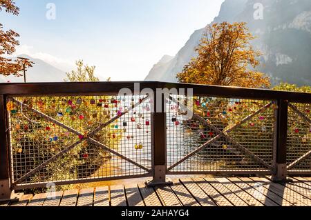 Riva del Garda, Lombardie, Italie - le 12 septembre 2019 : l'amour et le mariage se bloque sur la pendaison sur grille métal garde-corps en bois dans la ville de Riva del Garda avec Bea Banque D'Images