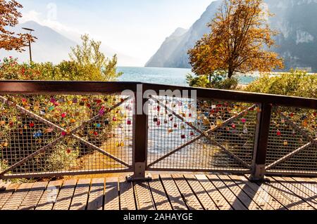 Riva del Garda, Lombardie, Italie - le 12 septembre 2019 : l'amour et le mariage se bloque sur la pendaison sur grille métal garde-corps en bois dans la ville de Riva del Garda avec Bea Banque D'Images