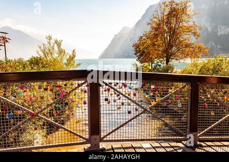 Riva del Garda, Lombardie, Italie - le 12 septembre 2019 : l'amour et le mariage se bloque sur la pendaison sur grille métal garde-corps en bois dans la ville de Riva del Garda avec Bea Banque D'Images