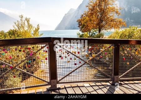 Riva del Garda, Lombardie, Italie - le 12 septembre 2019 : l'amour et le mariage se bloque sur la pendaison sur grille métal garde-corps en bois dans la ville de Riva del Garda avec Bea Banque D'Images