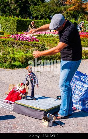 Riva del Garda, Lombardie, Italie - le 12 septembre 2019 : l'artiste marionnettiste jouant avec sa poupée sur la promenade du lac de garde dans la ville de Riva del Garda Banque D'Images